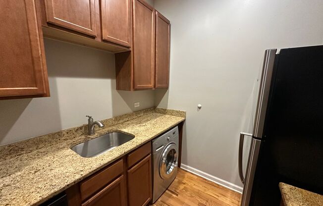 2 beds, 1 bath, $1,650, Unit 4722 #2E