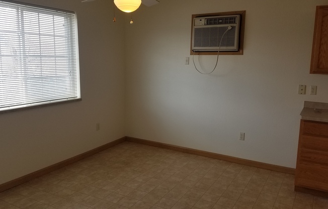 2 beds, 1 bath, 1,050 sqft, $1,100