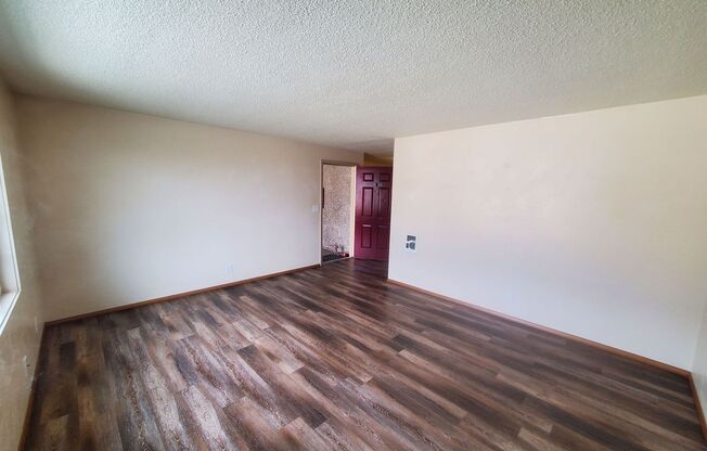 2 Bedroom 1 Bathroom Close to Owens Rose Garden!
