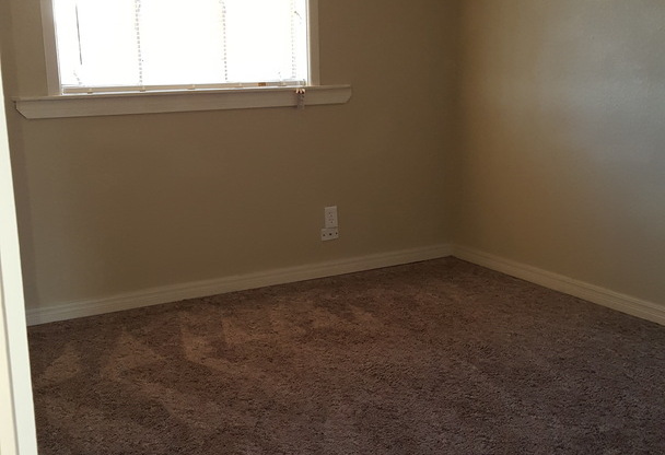 Located in Paramount!!! 3/2/1  half off 1st months rent