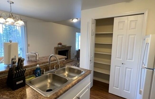 1 bed, 1 bath, 800 sqft, $1,620, Unit 1034