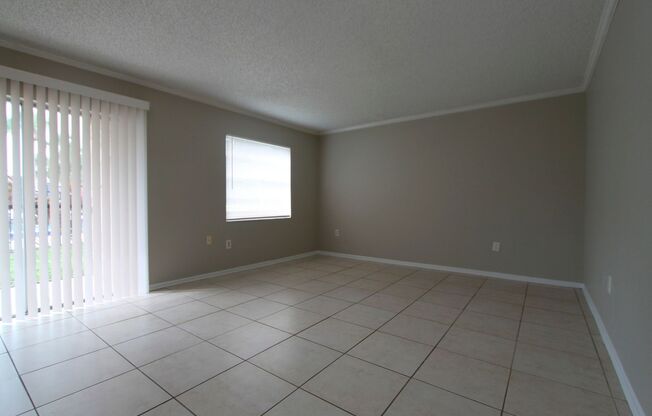 AVAILABLE NOW! Gorgeous 2/1 Condo located in front of UCF!