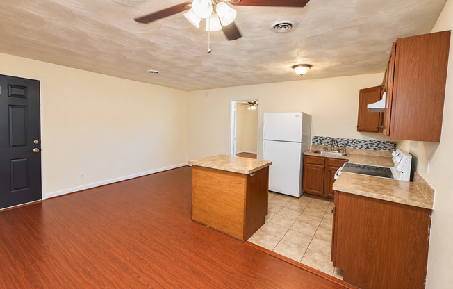 1 bed, 1 bath, 530 sqft, $950, Unit Skyway Unit 8 > SAK
