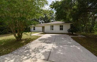 Spacious 3BR/2BA Corner Lot Home + Bonus Room in Silver Springs Shores – $1,700/Month
