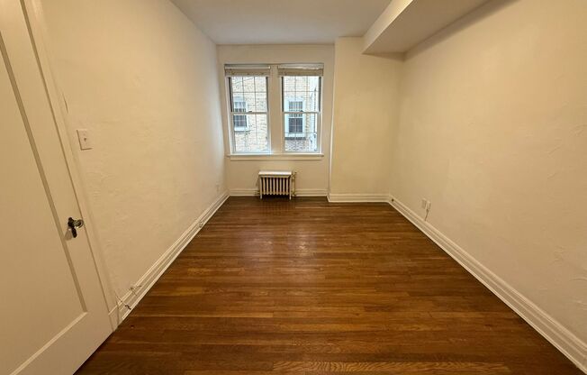 1 bed, 1 bath, 962 sqft, $1,510, Unit New King Edward  306