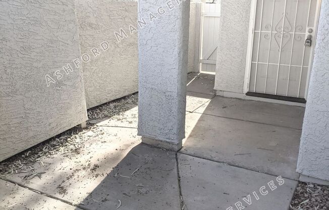 ***MOVE IN SPECIAL***3 BEDROOM 3 BATH END UNIT TOWNHOME IN GATED QUESTA VIDA