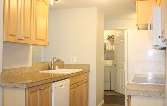 Top Floor 3 bdrm Mill Creek Country Club Condo Rental. Private back deck to nature reserve. Swim Pool. Hardwood.