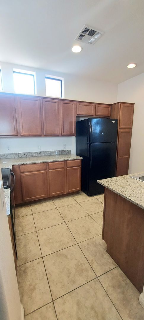 2 beds, 2.5 baths, $2,850, Unit UNIT 15