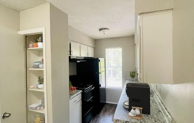 2 beds, 1 bath, 840 sqft, $710, Unit 392