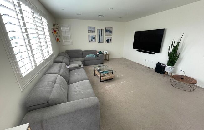 Spacious & Modern Home in Jurupa Valley!