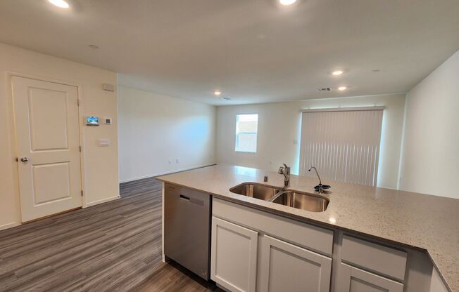 3 beds, 2.5 baths, $1,895, Unit UNIT 87