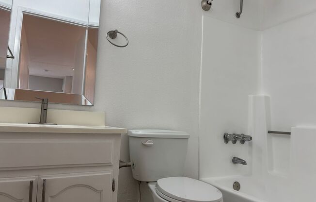 2 beds, 1 bath, 1,000 sqft, $2,098, Unit 201