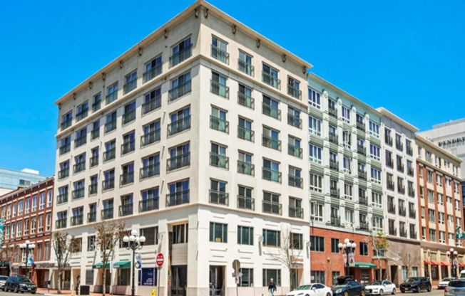 UNBEATABLE LOCATION 1 BEDROOM, TOP FLOOR  + PARKING IN THE HEART OF GASLAMP QUARTER– PETS WELCOME!!!