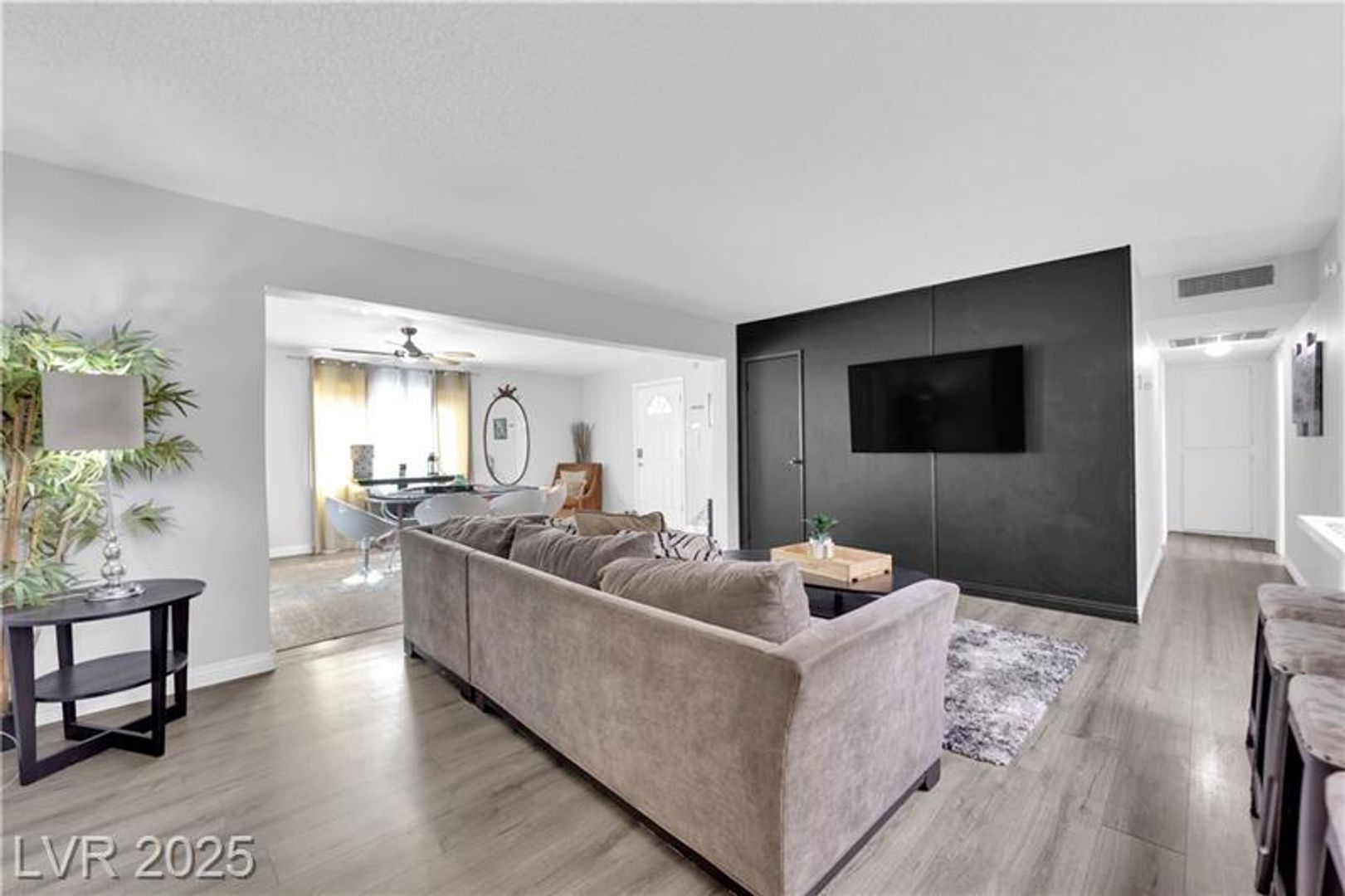 A Must See!! 5 bedroom 3.5 Bathroom home in Paradise