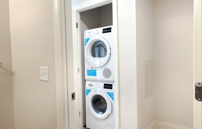1 bed, 1 bath, $3,300, Unit 330