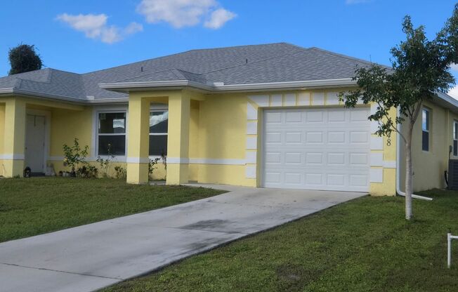 LARGE 3/2/1 -Duplex, prime Location-Lehigh Acres