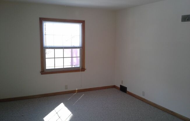 Spacious 1 BR Apt Home in 4 family building in Wauwatosa