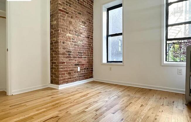 215 E 4 ST