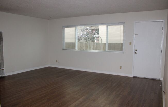 2 beds, 1 bath, $2,100, Unit 4