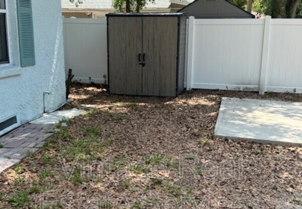 1701 E LOUISIANA AVE