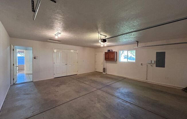 3 beds, 2 baths, $2,095, Unit Cameo PARK HOA.