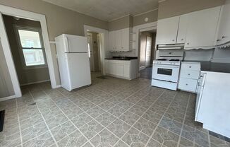 3 beds, 1 bath, 1,318 sqft, $995, Unit Unit 1