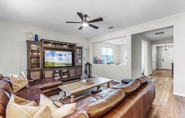 Stylish 4-Bedroom Home in Horizon West, Minutes from Disney!