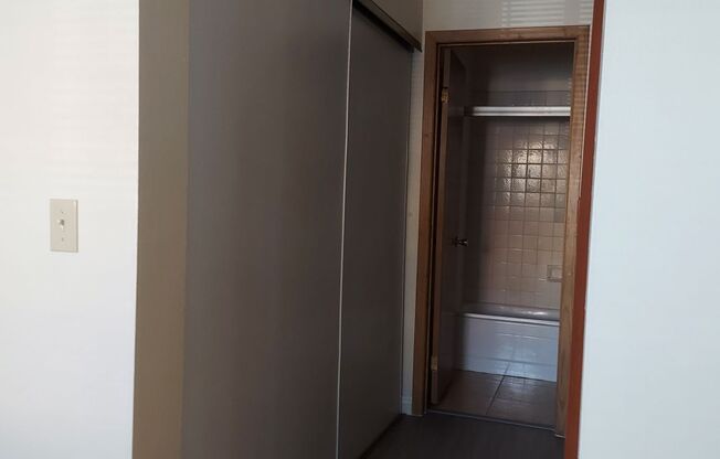 DOWNSTAIRS UNIT. 1 BEDROOM AND 1 BATHROOM. THE HOME FEATURES A FULLY RENOVATED KITCHEN. KITCHEN AND DINING AREA. LAUNDRY ROOM IN UNIT.  GREAT COMMUNITY WITH CLUBHOUSE. TENNIS COURT, SWIMMING POOL, SPA.