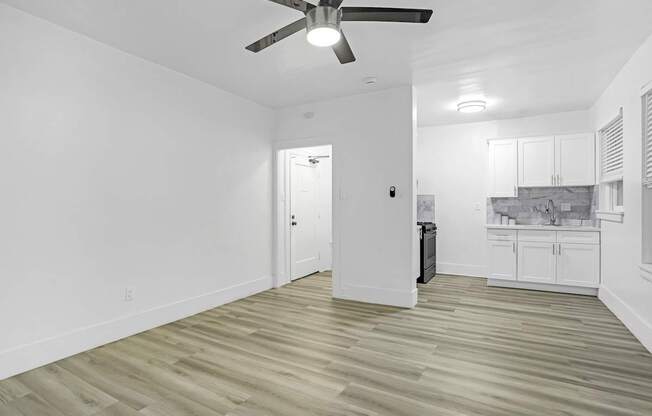 A room with a ceiling fan and lighting fixture.
