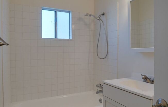 2 beds, 1 bath, $2,050, Unit A