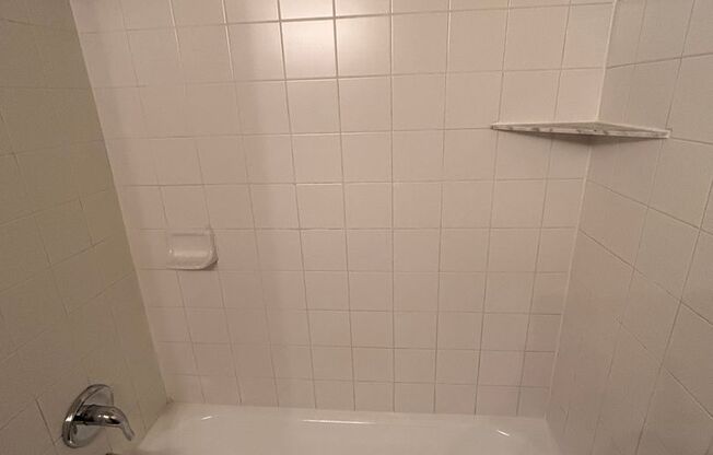 1 bed, 1 bath, 700 sqft, $1,325, Unit B206