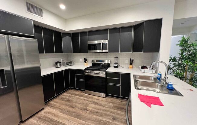 6 beds, 5 baths, 1,788 sqft, $1,600, Unit 303 - Signature Room - 2