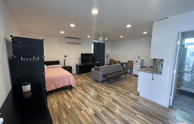 Studio, 1 bath, 500 sqft, $1,900, Unit B