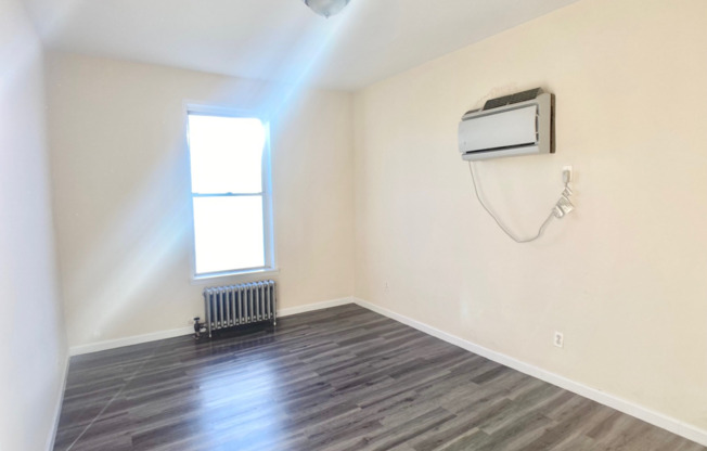 1 bed, 1 bath, $2,050, Unit 2R