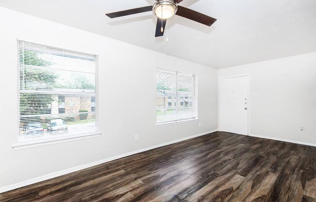 2 beds, 1 bath, 889 sqft, $1,000