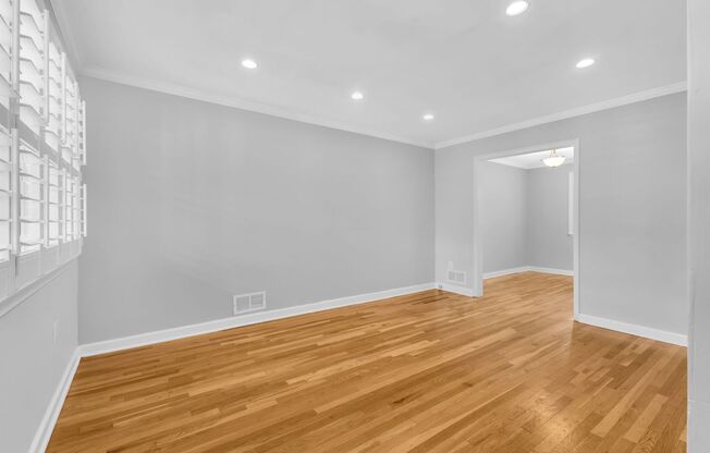 Charming townhome just two blocks from vibrant Mount Vernon Avenue in Del Ray!