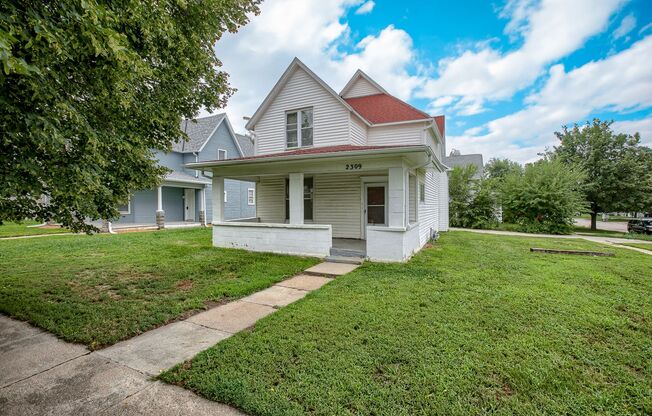 4 Bedroom Home Available NOW Near UNL Campus!