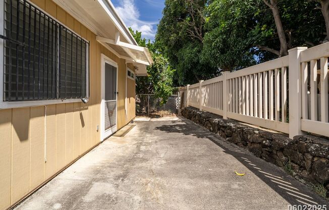 Studio in Salt Lake $1450 Electric Water and Sewer Included - 932 Alakapua St