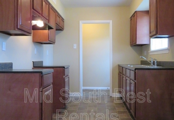 3 beds, 1.5 baths, 1,025 sqft, $1,095