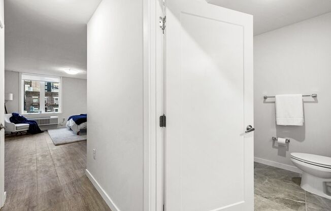 Studio, 1 bath, 425 sqft, $2,040, Unit 2M