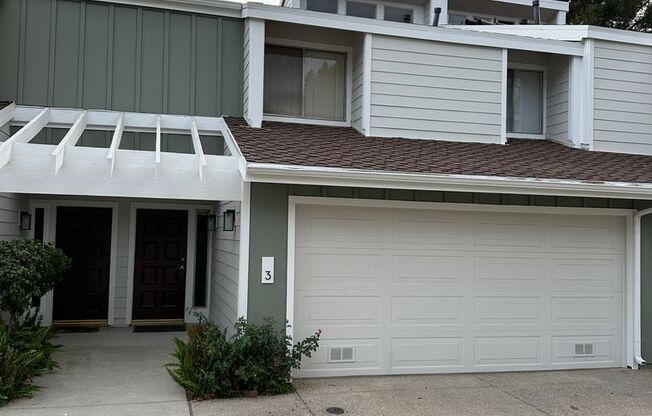 Spacious 2 Story Townhome - 3 Bedrooms, 2 1/2 Bathroom in Northridge!