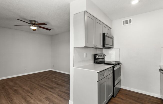 1 bed, 1 bath, 553 sqft, $700, Unit 10