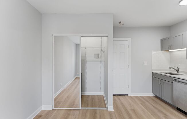 Studio, 1 bath, 205 sqft, $1,400, Unit 112