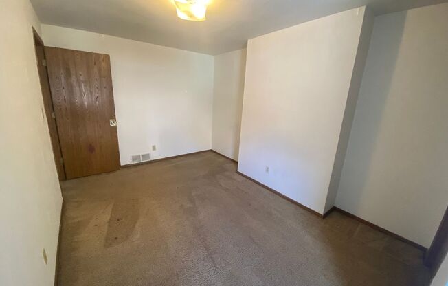 2 beds, 1 bath, $1,400, Unit 360603