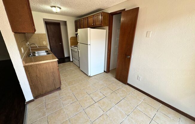 3 beds, 2 baths, $1,295