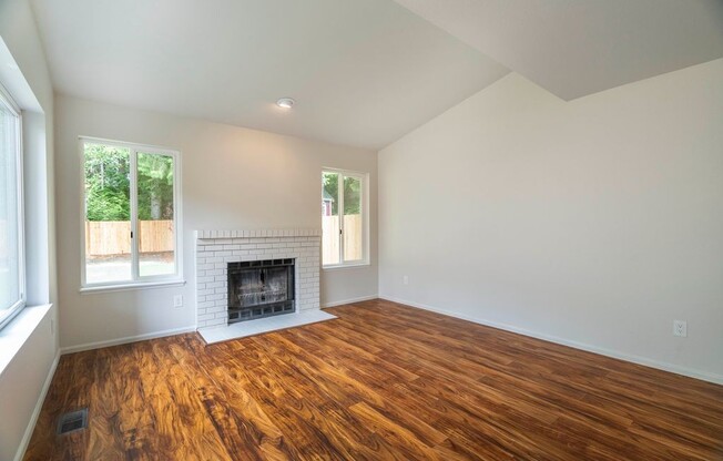 North Bothell 3 bdrm Townhome with private fenced yard