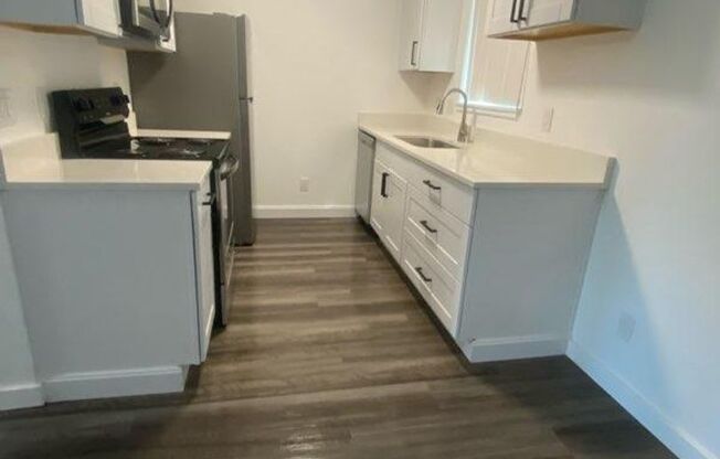 2 beds, 1 bath, 860 sqft, $1,800, Unit 3399*