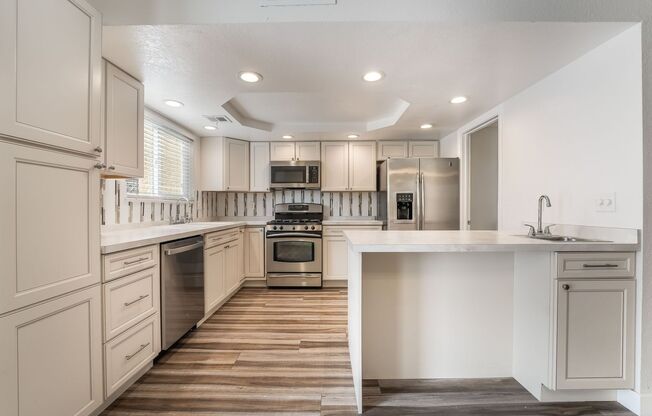 2 Bedroom, 2.5 Bath Near Flamingo & Torrey Pines