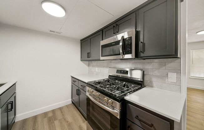1 bed, 1 bath, 660 sqft, $885, Unit The Elms by ONYX #16