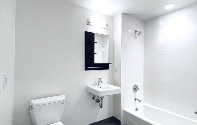 2 beds, 1 bath, $3,000, Unit 211